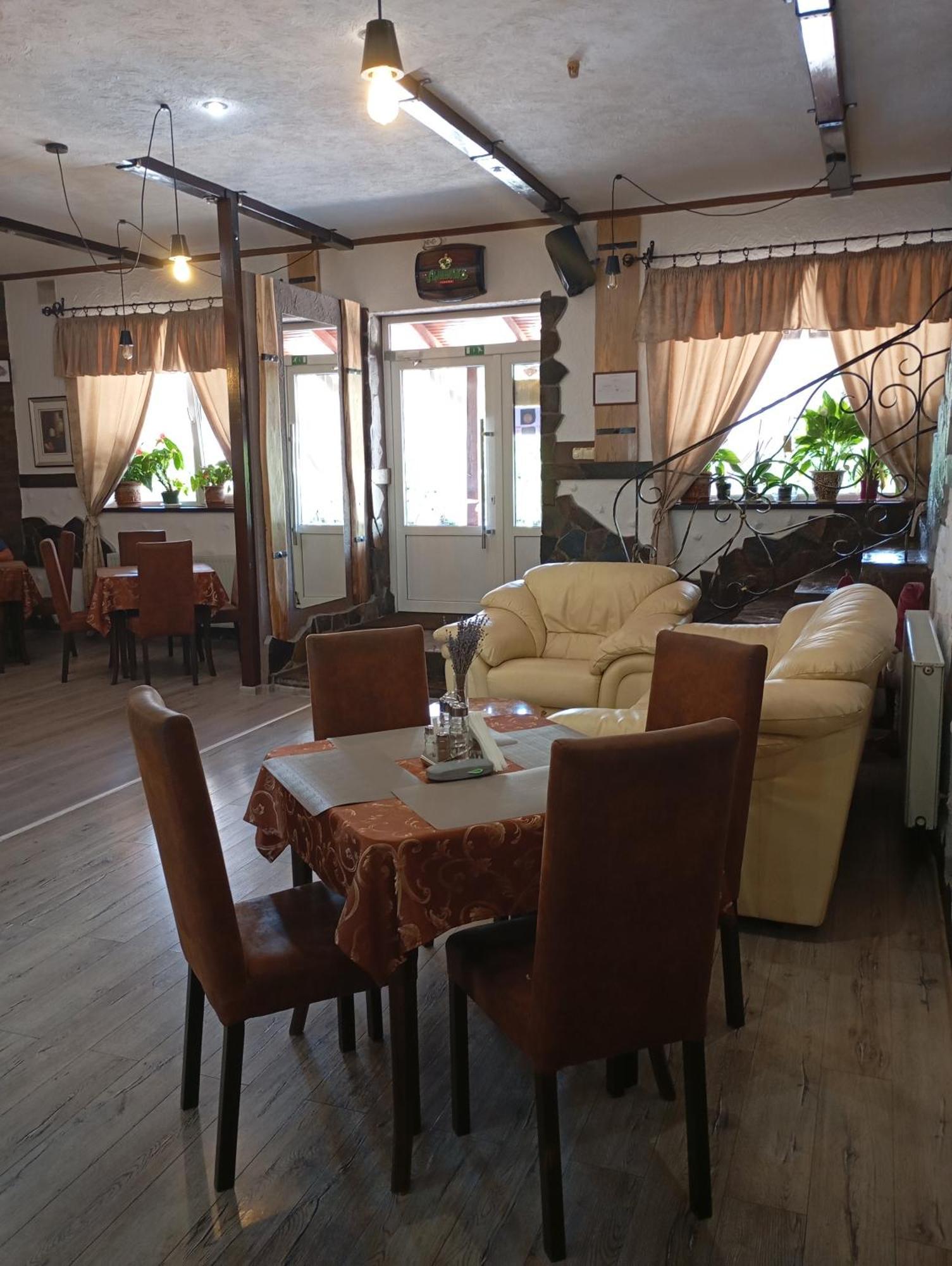 Three Aces Hotel Velyka Dobron Exterior photo