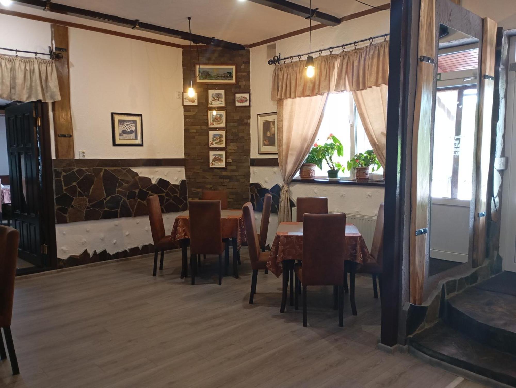 Three Aces Hotel Velyka Dobron Exterior photo